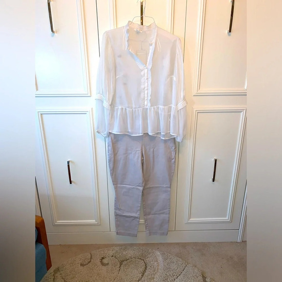 Set H&M ivory films sheer top & Old‎ Navy khaki side zip chinos - Picture 1 of 15